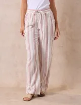 Pantalón cargo de lino color blanco, marca Marissa Olivia. Tiene pretina ancha elastizada con lazo de ajuste, bolsillos inclinados delanteros y bolsillos laterales con botón.