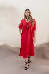Vestido midi rojo de lino, corte recto, con cuello en V, mangas cortas abullonadas y bolsillos laterales.