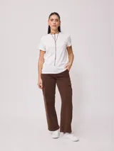 Pantalón jean cargo color marrón óxido, de corte recto y cintura alta, con bolsillos laterales y traseros.