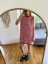 Vestido corto tejido en algodón con lurex, color rosa con detalles en rojo.