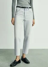 Pantalón de jean celeste claro, de corte recto, tiro alto y largo al tobillo.