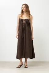 Túnica larga plisada color chocolate con tirantes finos y lazos ajustables en el frente.