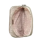 Bandolera Guess color caramelo con estampado de logos "G" en repetición. Tiene correa ajustable, cierre superior y bolsillo frontal con cierre.