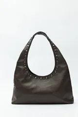 Cartera negra tipo hobo de cuero sintético con apliques de tachas metálicas plateadas en el frente y los bordes.
