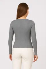 Top gris de poliéster, de canalé, al cuerpo y cuello cuadrado, manga larga.