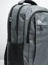 Mochila negra con logo Forum Industries Co. estampado en blanco. Cuenta con múltiples compartimentos con cierre, dos bolsillos laterales de red y asa de mano acolchada.