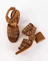 Sandalias de cuero color bordó con tres tiras horizontales sobre el empeine y pulsera al tobillo, ambas con apliques de tachas plateadas.