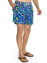 Short de baño celeste con estampado de caballitos de mar rosados. Tiene cintura elástica con cordón ajustable, bolsillos laterales y traseros.