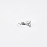 Anillo de plata 925 con diseño de doble banda cruzada y circonias engarzadas.