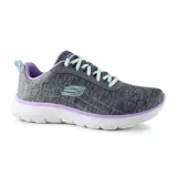 Championes Skechers Flex Appeal 5.0 Modern Times, color gris con detalles en lila y celeste. Capellada de malla de jersey, cordones, plantilla Air-Cooled Memory Foam y entresuela Flex Lite.