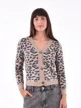 Cárdigan color beige con estampado animal print en tonos grises, con cuello en V y cierre frontal con botones marrones.