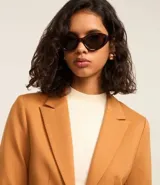 Blazer negro de punto roma con cuello solapa, cierre con ganchos, botones delanteros y forro de poliéster.