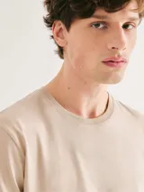 Camiseta básica de manga corta, cuello redondo y calce regular, color rojo jaspeado.