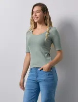 Remera rosa de tejido rib, con cuello redondo y manga corta.