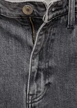 Pantalón de jean gris oscuro, tiro medio, corte slim, diseño crop y bolsillos delanteros y traseros.