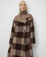 Abrigo largo de corte recto confeccionado en mezcla de lana merino con diseño de cuadros en tonos arena y marrón. Presenta cuello chimenea con cierre de botones, manga larga, delantero cruzado con botonadura y aberturas laterales.
