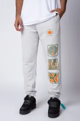 Pantalón de jogging gris claro con puños elásticos, cintura con cordón ajustable y estampado con motivos geométricos en la pierna izquierda.