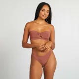 Braguita de bikini color terracota, de corte brasileño y tejido texturizado.
