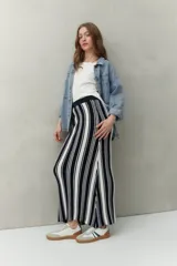 Falda midi de punto con rayas verticales en color negro y blanco.