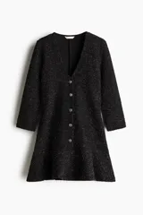 Vestido corto negro en tejido bouclé con hilos brillantes, escote en V, mangas tres cuartos y falda con vuelo.