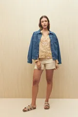 Short de jean celeste con bolsillos delanteros con solapa y ruedo con dobladillo.