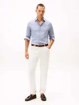 Camisa de manga larga Tommy Hilfiger de corte regular, color celeste con estampado geométrico integral.