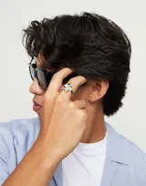 Anillo plateado de aleación de metales con diseño moderno y minimalista.