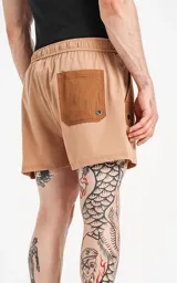 Short de baño color beige con detalles en marrón, calce regular, elástico en la cintura, cordón para ajustar y cuatro bolsillos.