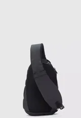 Bolso tipo bandolera color negro, con correa ajustable y cierres impermeables. Tiene un compartimento principal con cierre, dos compartimentos internos y un bolsillo interno con cierre para el celular.