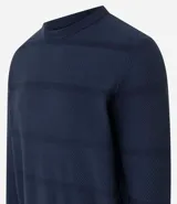 Buzo de hombre con cuello redondo, corte comfort, manga larga con puños ajustados y tejido texturizado.