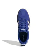Championes Adidas Barreda azules de gamuza con detalles en blanco y amarillo.