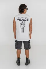 Musculosa blanca con estampa en la espalda con la frase "Protect Your Peace" y una mano haciendo el signo de la paz.
