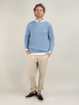 Jersey celeste de punto inglés con cuello redondo y logo bordado en el pecho. Corte regular fit y mangas largas con terminación en rib.