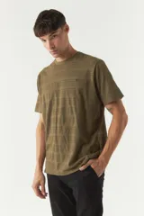 Remera color verde militar con textura a rayas horizontales, cuello redondo y logo bordado en el pecho. Corte clásico.