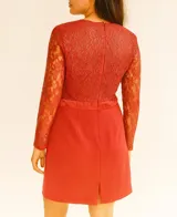 Vestido corto color rojo, con escote redondo, mangas largas de encaje y falda acampanada.