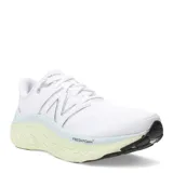 Championes de running New Balance blancos con detalles plateados, logo de la marca en los laterales y suela Fresh Foam.