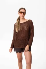 Sweater marrón de tejido calado con lurex en cuello, puños y ruedo. El escote puede usarse de dos formas: mostrando un hombro o de forma clásica.