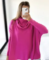 Sweater fucsia de tejido de punto, corte amplio, mangas largas y cuello alto con caída.