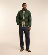 Campera puffer ultraligera color beige, con cuello alto, cierre por cremallera y bolsillos con cremallera. Incluye bolso de almacenamiento.