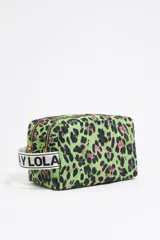Neceser Bimba y Lola de nylon con estampado animal print en tonos verde y rosa. Tiene estructura blanda, tamaño grande, asa de tejido logotipada, logo metálico, acabados metálicos dorados, bolsillo interior, cierre con cremallera e interior con placa metálica logotipada.