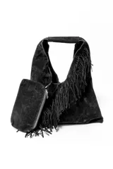 Bolso negro de gamuza con flecos y monedero con cierre.