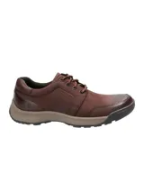Zapato acordonado color marrón de cuero con cuello acolchado y suela de goma.