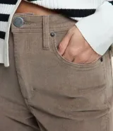 Pantalón skinny de terciopelo cotelê color marrón, con cintura mediana, bolsillos delanteros y traseros, cierre por botón y cremallera.