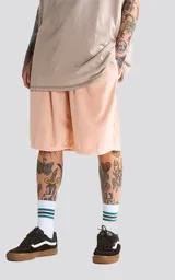 Bermuda rosa de tela towel con elástico y cordón bordado.