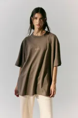 Remerón manga corta color marrón con estampa en serigrafía en frente y espalda con la leyenda "Athleisure R11 blend of sport and style".