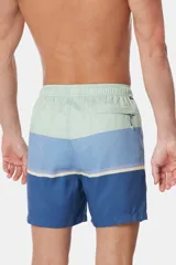 Short de baño azul con rayas horizontales en verde agua y amarillo. Cintura elástica con cordón ajustable, bolsillos laterales y suspensor de malla fina.