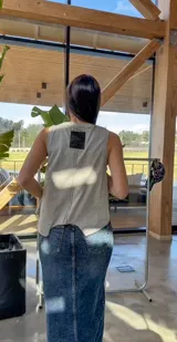Musculosa negra con espalda deportiva y corte irregular en el ruedo.