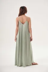 Vestido largo color verde oliva de satén con breteles finos.