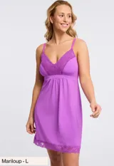 Chemise celeste con breteles finos regulables, escote en V y apliques de encaje en el escote y el ruedo.