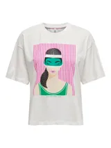 Remera blanca de algodón con cuello redondo y mangas cortas. Estampado frontal de una mujer con accesorios deportivos y rayas verticales rosas.
